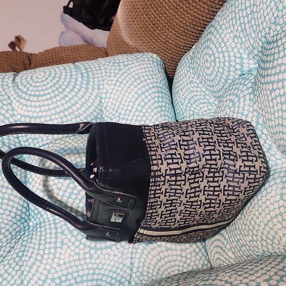 Tommy Hilfiger Vintage Black and White Tote Bag with Monogram Design - Picture 12 of 12